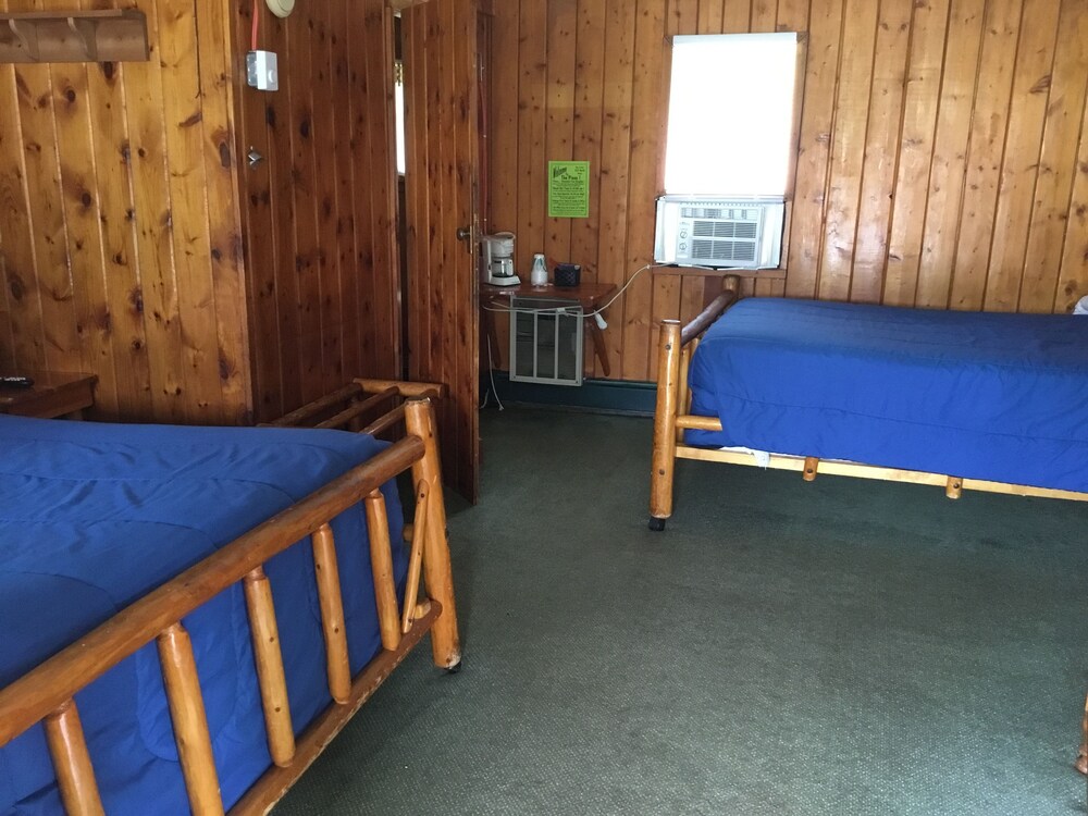 Pines Motel - photo 5
