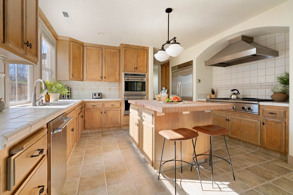 Fiano by Avantstay Centrally Located Haven w Stunning Courtyard & Pool Table - photo 16