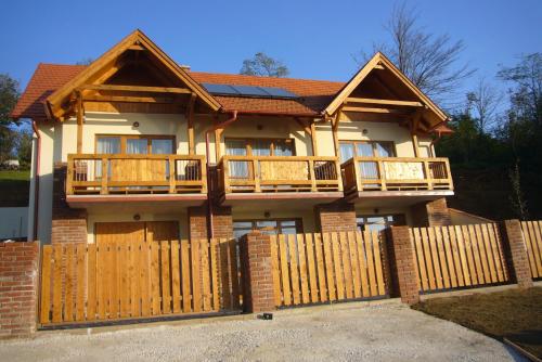 Prémium Vendégház - carbon neutral hotel in Pacsa