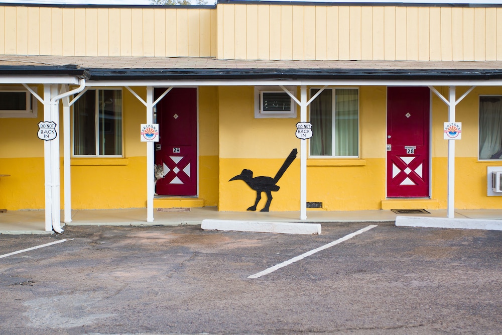 Brad's Desert Inn - photo 12