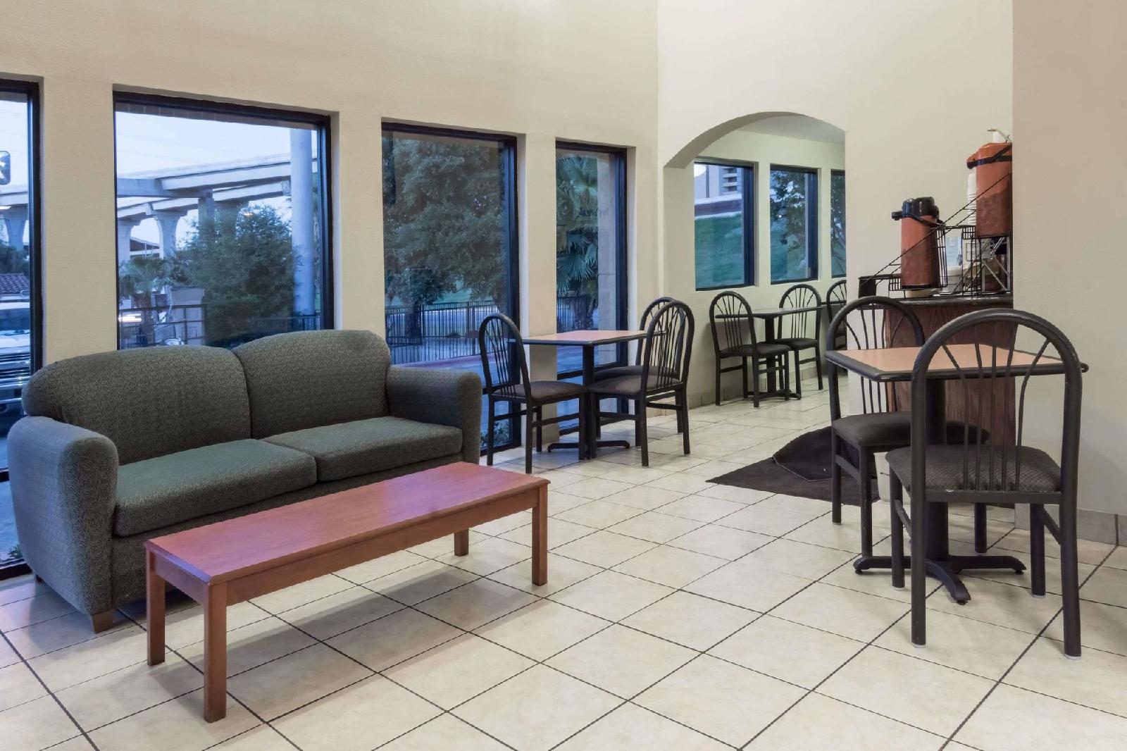 Skylite Inn - photo 10