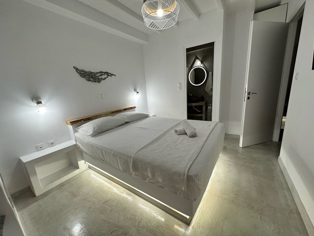 Naousa Getaway 2 Bd Dreamy Island Escape — 4-Star Luxury Hotel in Paros, Greece