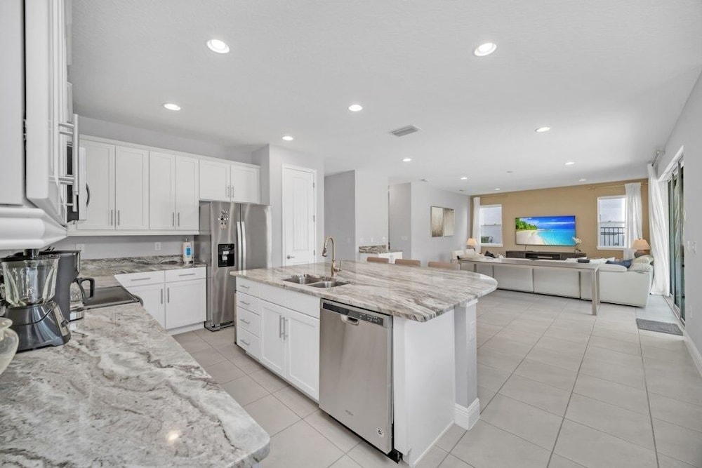 Brand New Encore Resort 5 Bed Resort Home 5 Bedroom Villa - photo 14