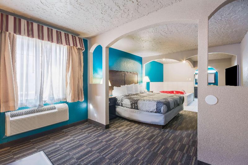 Econo Lodge Inn & Suites Oklahoma City - photo 17