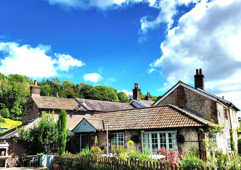 Escape the Ordinary Dorset Village Vacation in Dorchester, United Kingdom