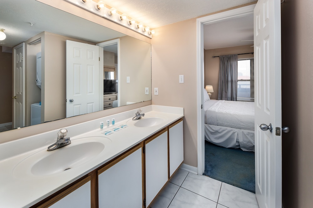 Emerald Towers West 3003 by RedAwning - photo 10
