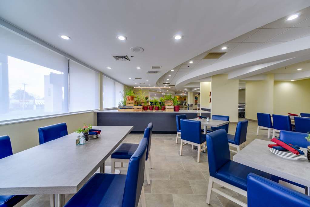 Hotel RL St. Louis Airport - photo 10