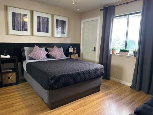 Le Noir A private bedroom with a private entrance shared bathroom