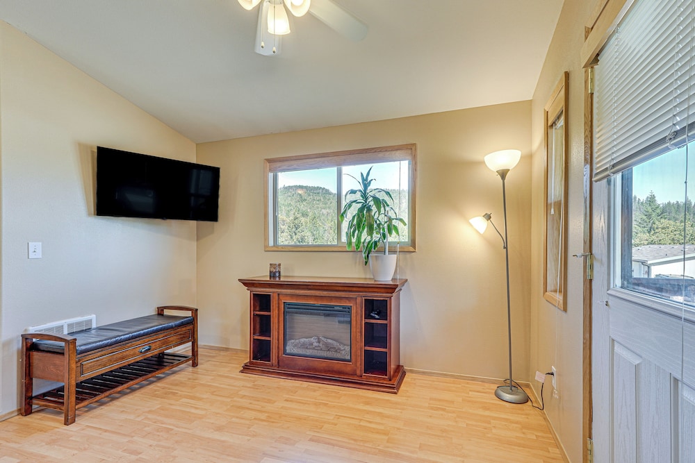 Hiking Trail On site: Mtn view Eagle Point Retreat in Ashland, United States