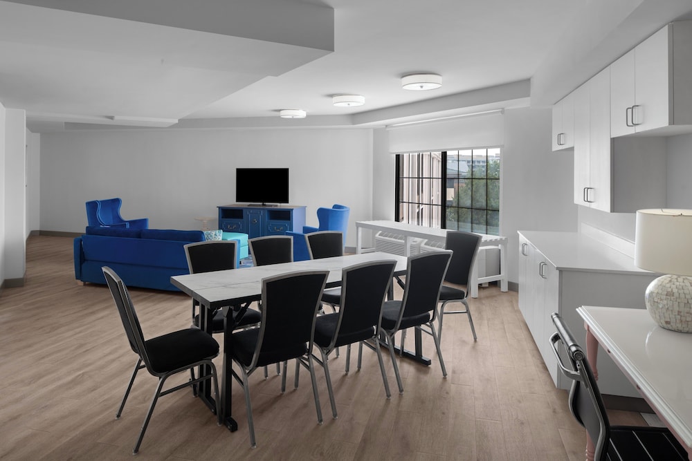 Hotel Indigo Mount Pleasant by IHG - photo 10