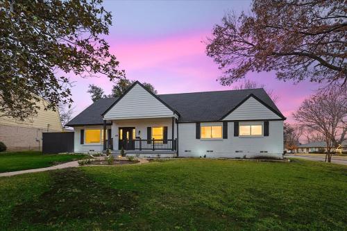 Upscale 6BR 2 5BA Holiday Home with Pool Hot Tub & Game Room — 4-Star Luxury Hotel in Farmers Branch, United States