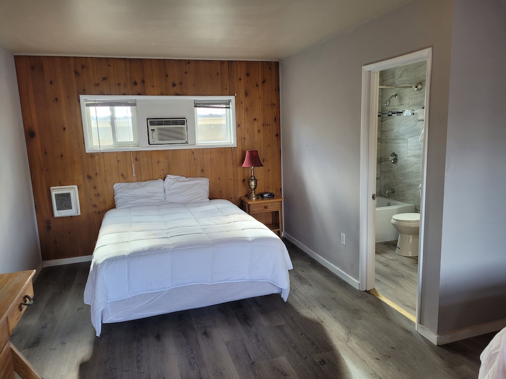 Silver Spur Motel - photo 5