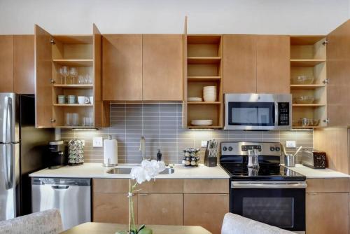 Elegant Modern Studio mins from Riverwalk — 4-Star Luxury Hotel in San Antonio, United States
