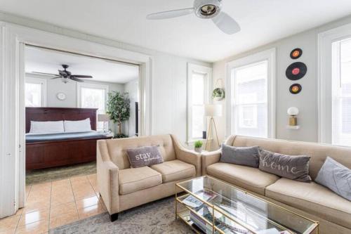 Revamped 3BR Apt with Easy Check In Family Friendly — 4-Star Luxury Hotel in Bridgeport, United States
