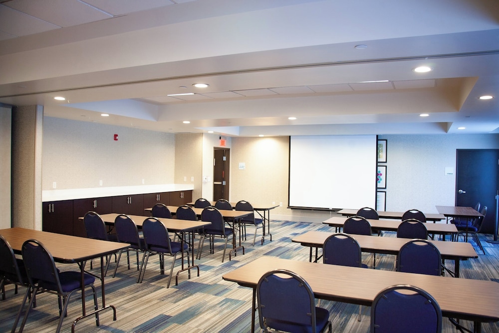 Holiday Inn Express and Suites Overland Park by IHG - photo 31