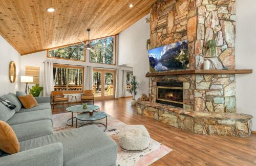 Pinewood Lodge Backs to Forest Near Downtown — 4-Star Luxury Hotel in Flagstaff, United States