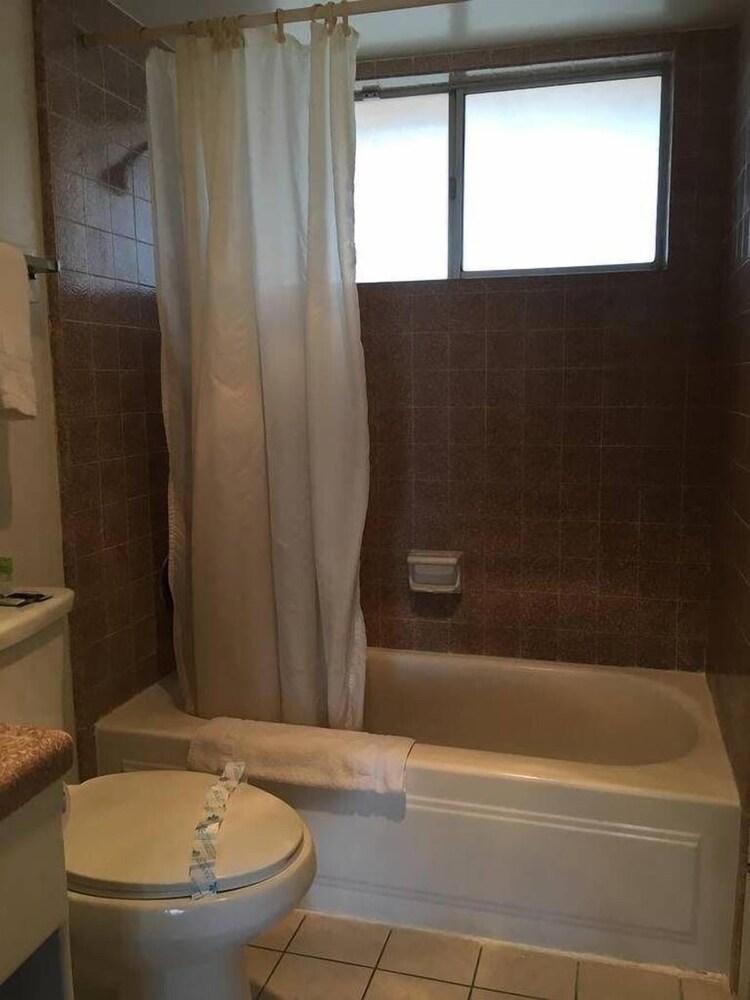 Majestic Inn - photo 12