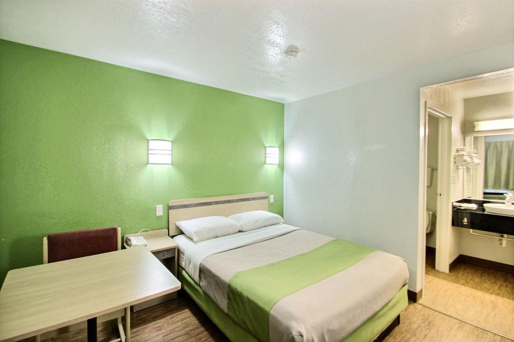 Motel 6 Milwaukee West Brookfield - photo 8