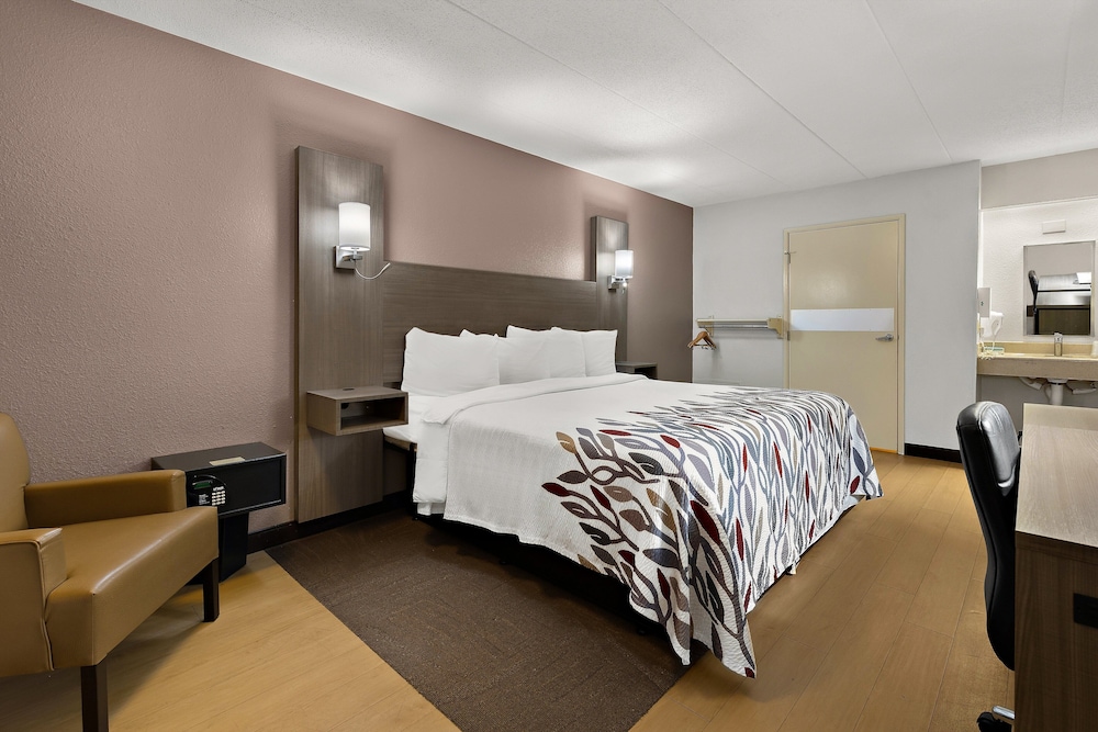 Red Roof Inn Cleveland Westlake - photo 12