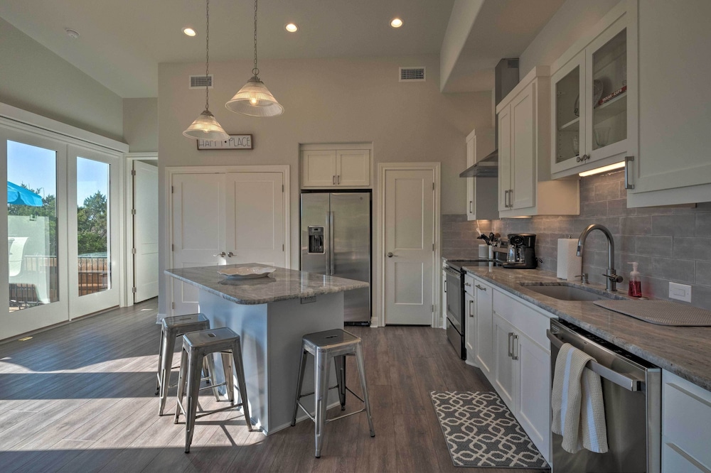 Modern Lake Travis Haven with Resort Amenities - photo 22
