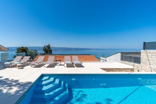 Villa Atopos with heated private pool 5 bedrooms Cinema room panoramic sea views — 4-Star Luxury Hotel in Omis, Croatia