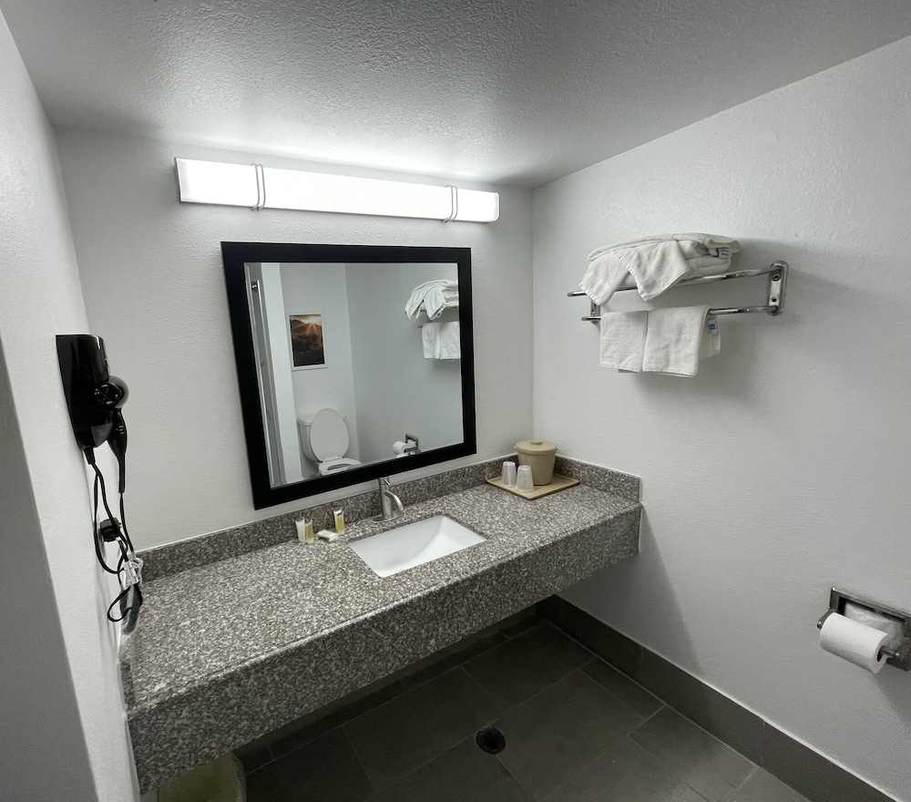 Days Inn by Wyndham Shawnee - photo 12