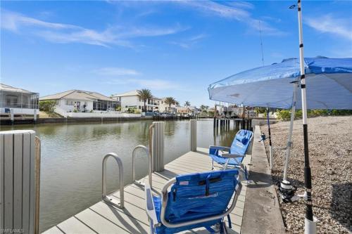 Flamingo Beach House Water Lot Canal View — 4-Star Luxury Hotel in Naples, United States