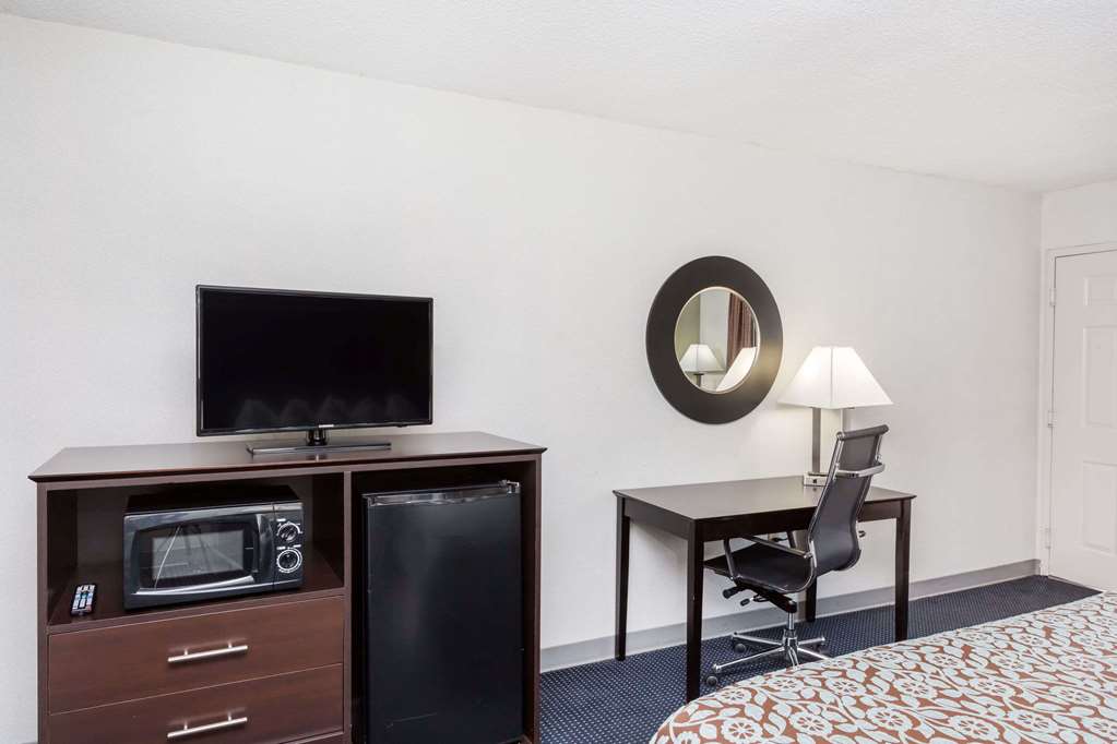 Days Inn by Wyndham Hendersonville - photo 9