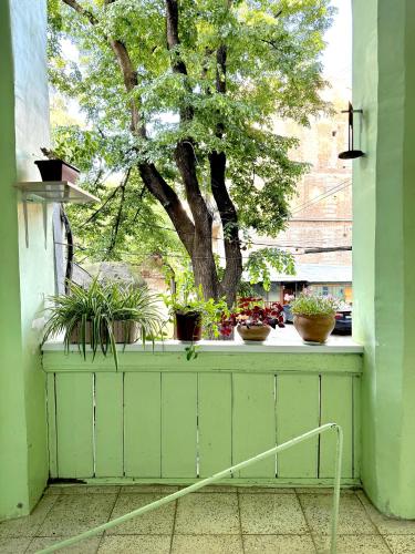 Old Tbilisi Authentic spacious 3BR Apartment with Balcony Walk to Freedom Sq Family friendly — 4-Star Luxury Hotel in Tbilisi, Georgia