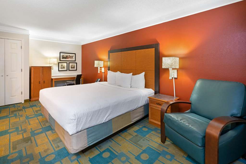 La Quinta Inn by Wyndham Phoenix Sky Harbor Airport - photo 30