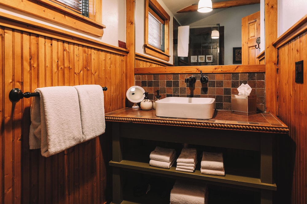 Highland Haven Creekside Inn - photo 132