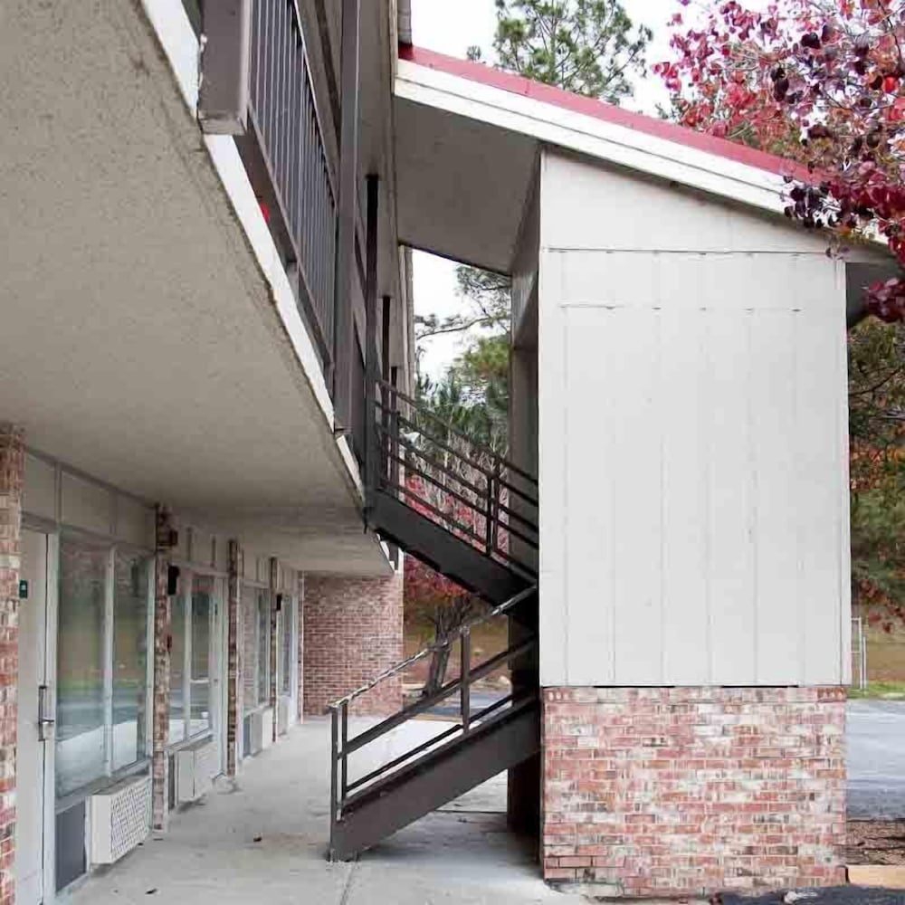 Cocomo Inn and Suites - photo 15