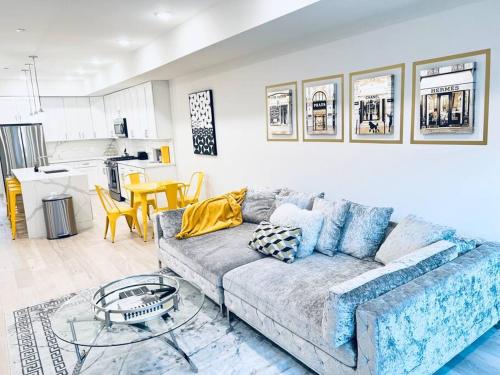 Designer 3BDR Penthouse with Private Rooftop Monument Views Near Popular H Street Corridor Parking Included Free Cancellation in Washington, United States