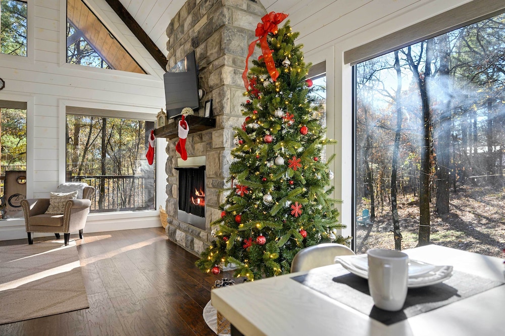 Modern Cabin with Hot Tub 1 Mi from Hochatown — 4-Star Luxury Hotel in Broken Bow, United States