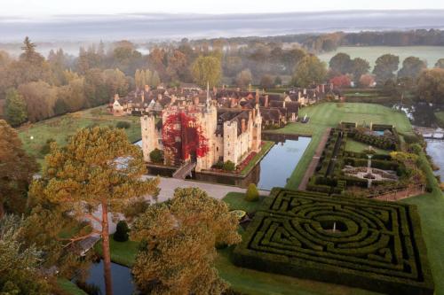 Hever Castle Luxury Bed and Breakfast — 5-Star Luxury Hotel in Sevenoaks, United Kingdom