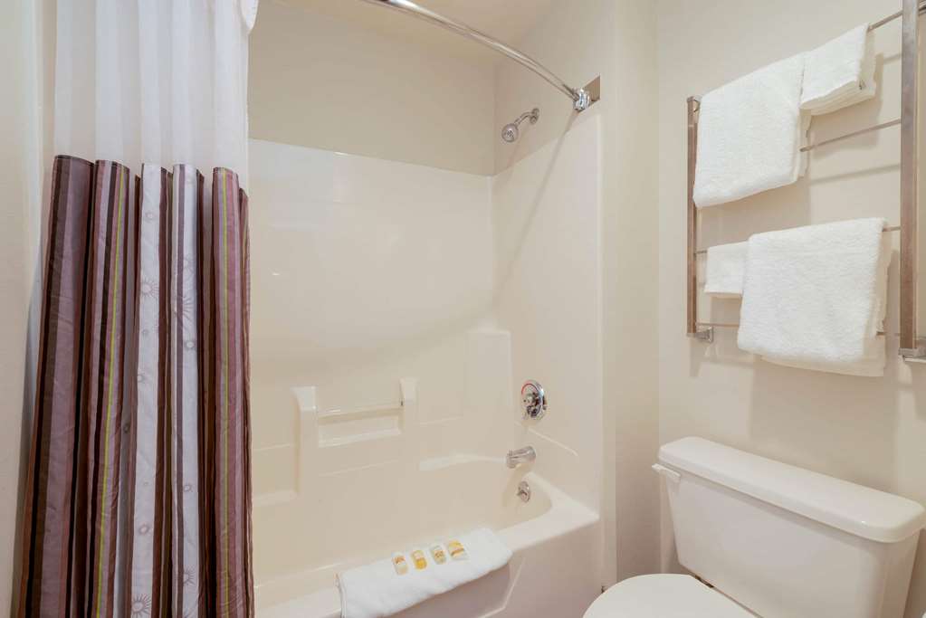La Quinta Inn & Suites by Wyndham Cleveland Macedonia - photo 21