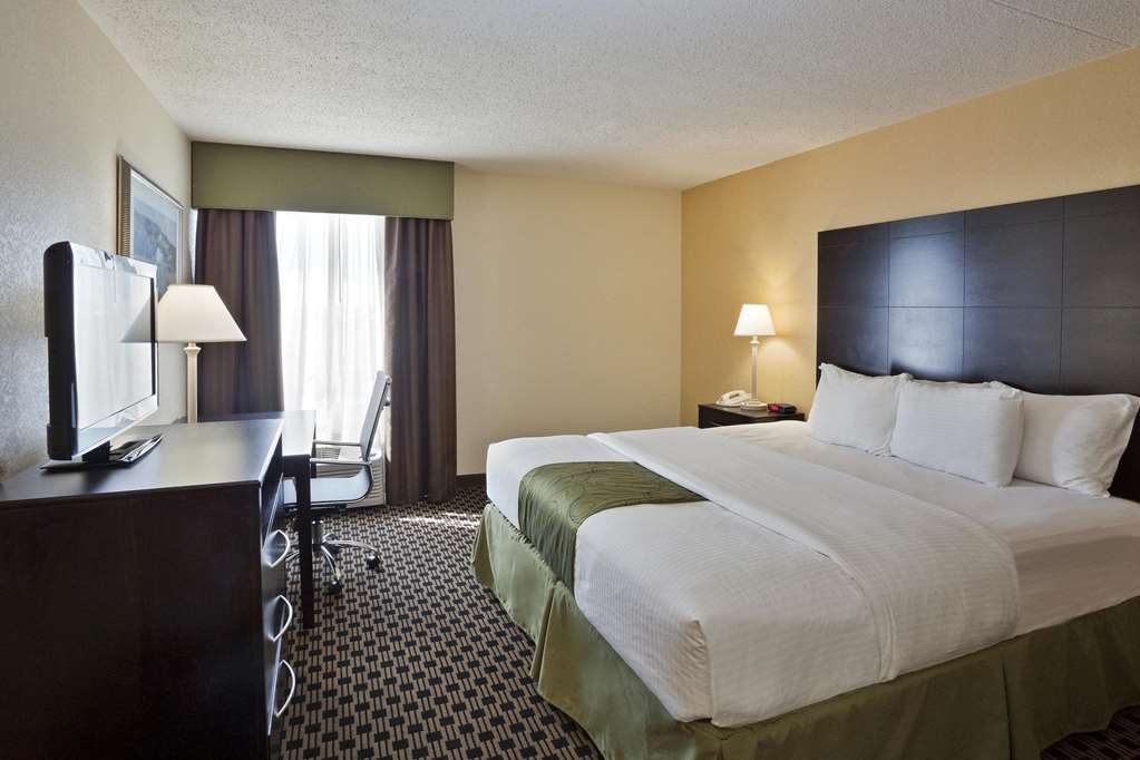 La Quinta Inn & Suites by Wyndham Salina - photo 18