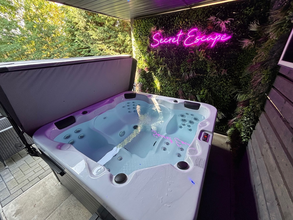 Sheffield apartment sleeps4 parking hottub — 4-Star Luxury Hotel in Sheffield, United Kingdom