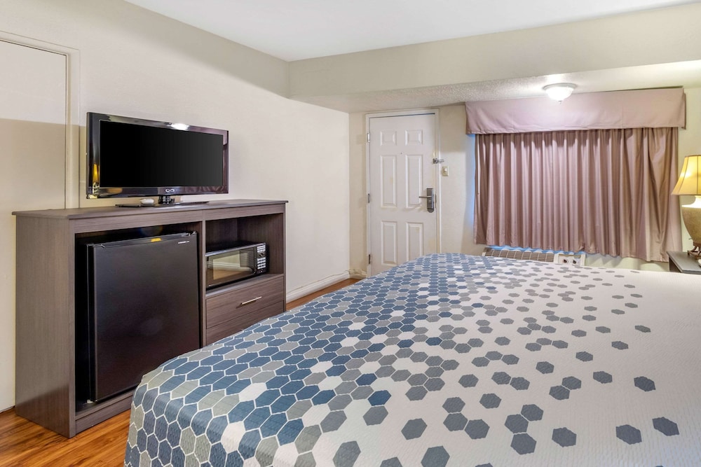 Econo Lodge On Historic Route 66 - photo 10