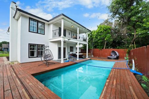 Modern 5 BR with Pool and Games — 4-Star Luxury Hotel in San Antonio, United States