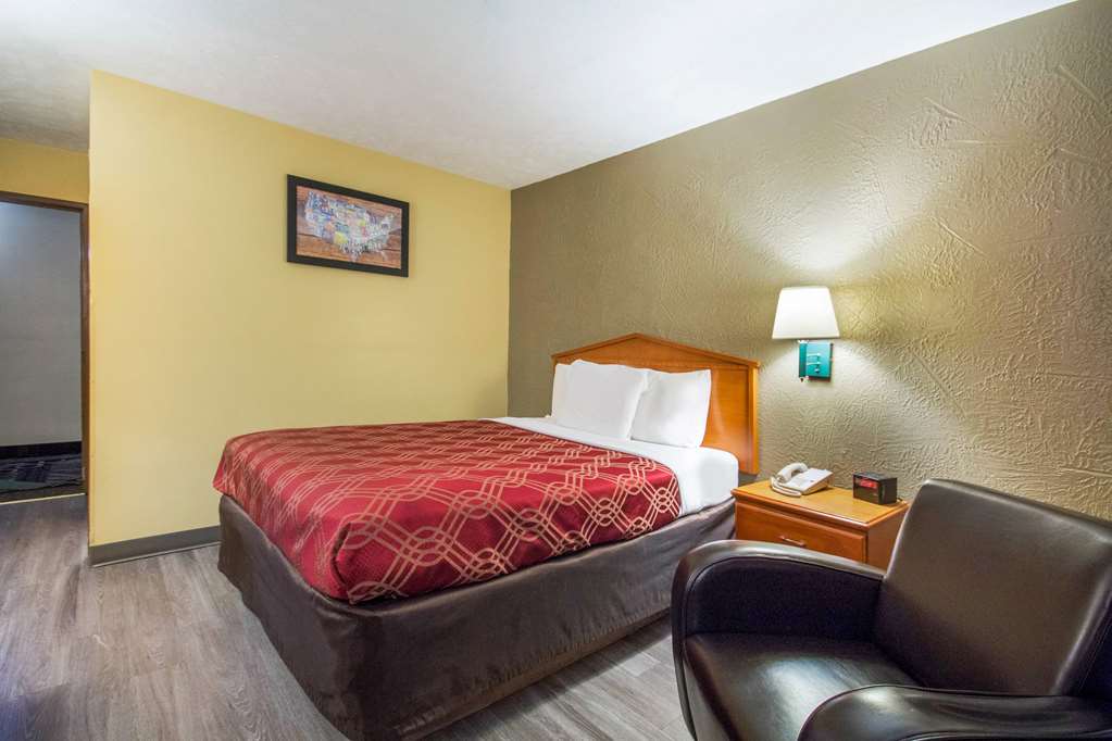 Econo Lodge Lansing Leavenworth - photo 9