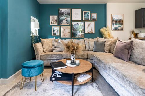 Spring Mount Huge Luxury Full Apartment Harrogate Centre Two extremely comfy Kingsize Bedrooms Fully equipped Modern Kitchen Cosy living room with Huge TV — 5-Star Luxury Hotel in Harrogate, United Kingdom