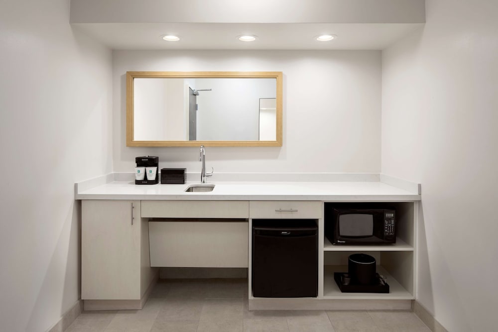 Embassy Suites by Hilton Tampa Airport Westshore - photo 12