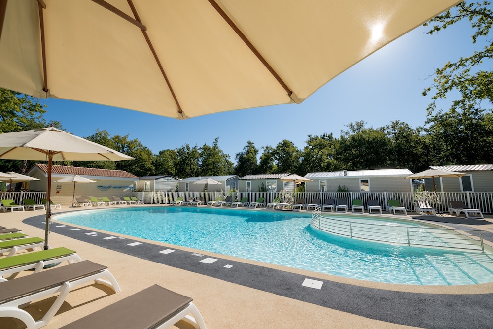 Camping Les Chèvrefeuilles — 4-Star Luxury Hotel in Royan, France