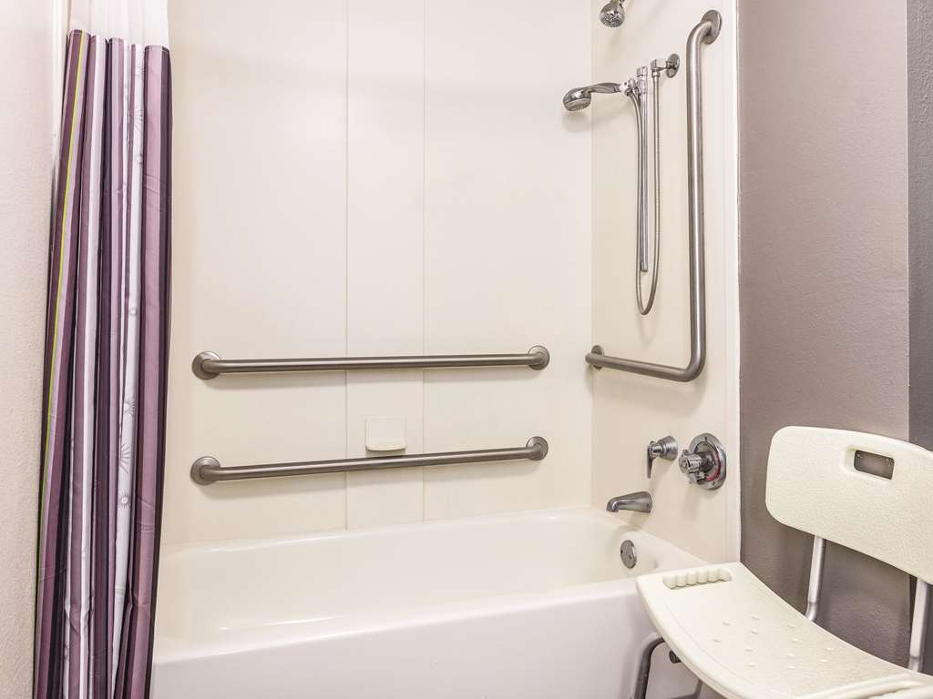 La Quinta Inn & Suites by Wyndham Alexandria Airport - photo 24