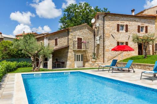 Villa Zoro with a lovely garden and a private POOL in the middle of Istria — 4-Star Luxury Hotel in Pazin, Croatia