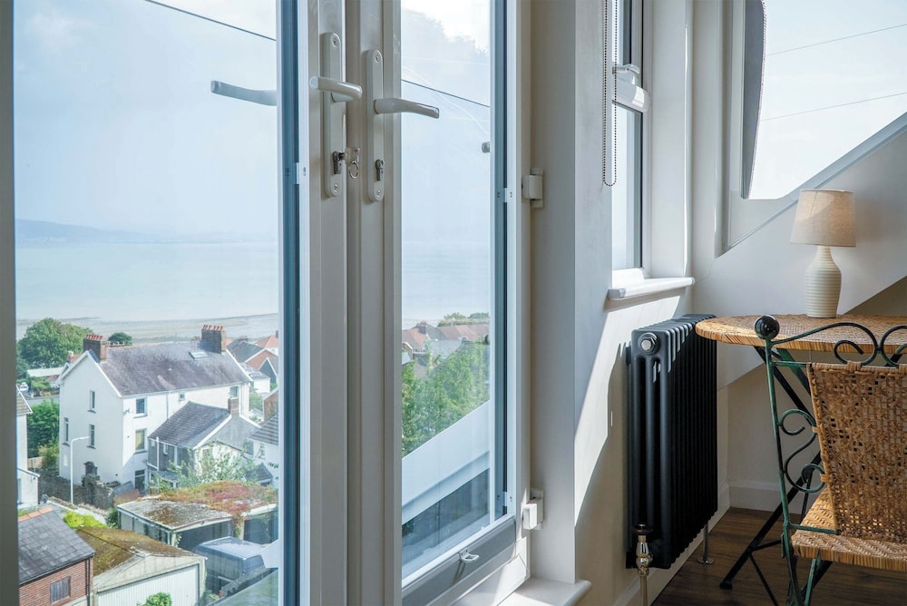 Overland Road 4 Bed House Mumbles — 4-Star Luxury Hotel in Swansea, United Kingdom