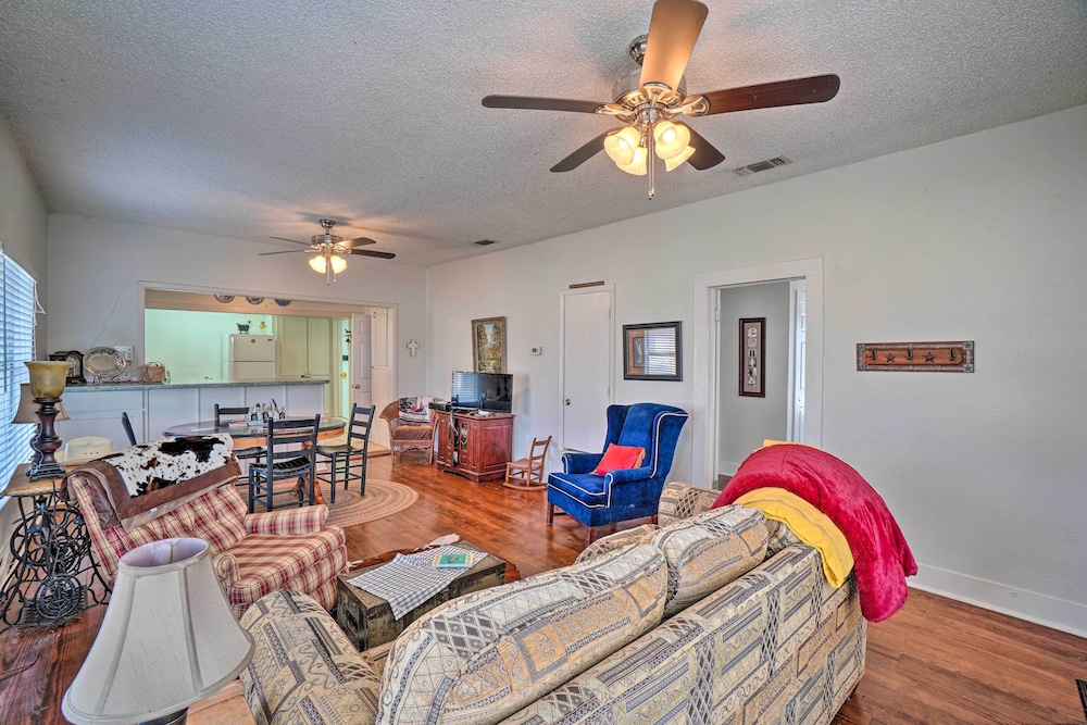 4 Miles To Lake Jacksboro Cozy Texas Cottage 21214910 — Jacksboro