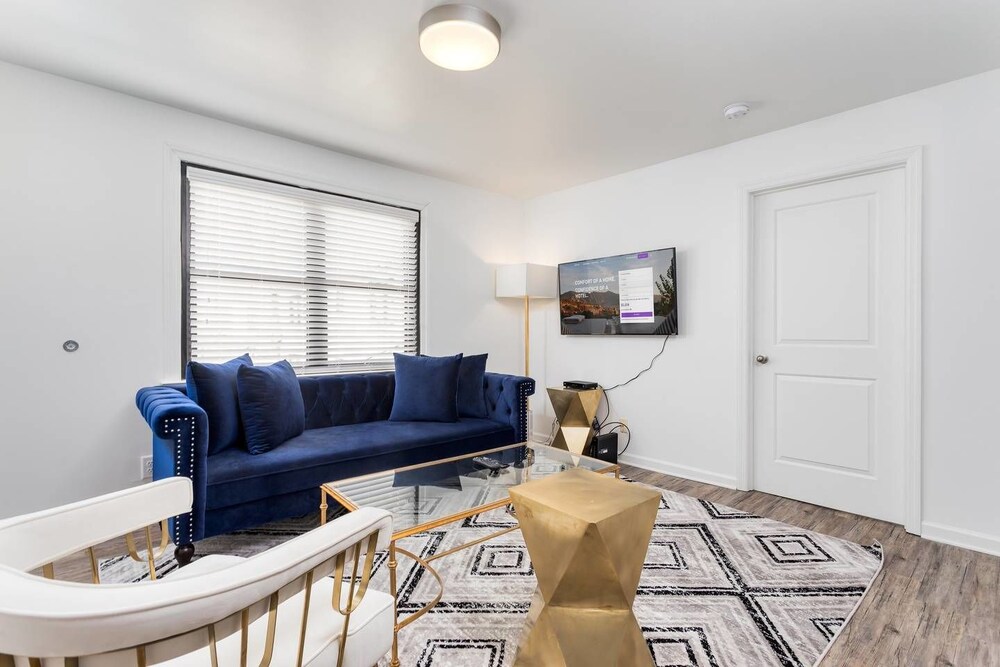 8 Bedrooms Comprised of 4 2BR Suites by Domio - photo 44