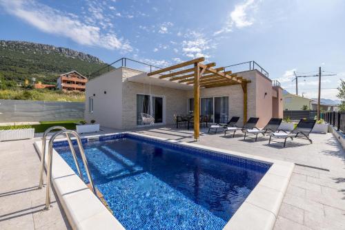 Villa Teuta — 4-Star Luxury Hotel in Kastel Stari, Croatia